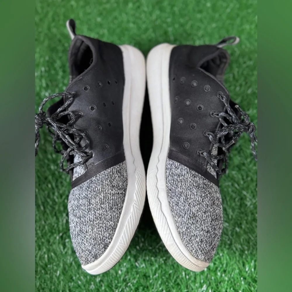 Under Armour‎ Women’s Black and Gray Sneakers with Breathable Knit Size 9